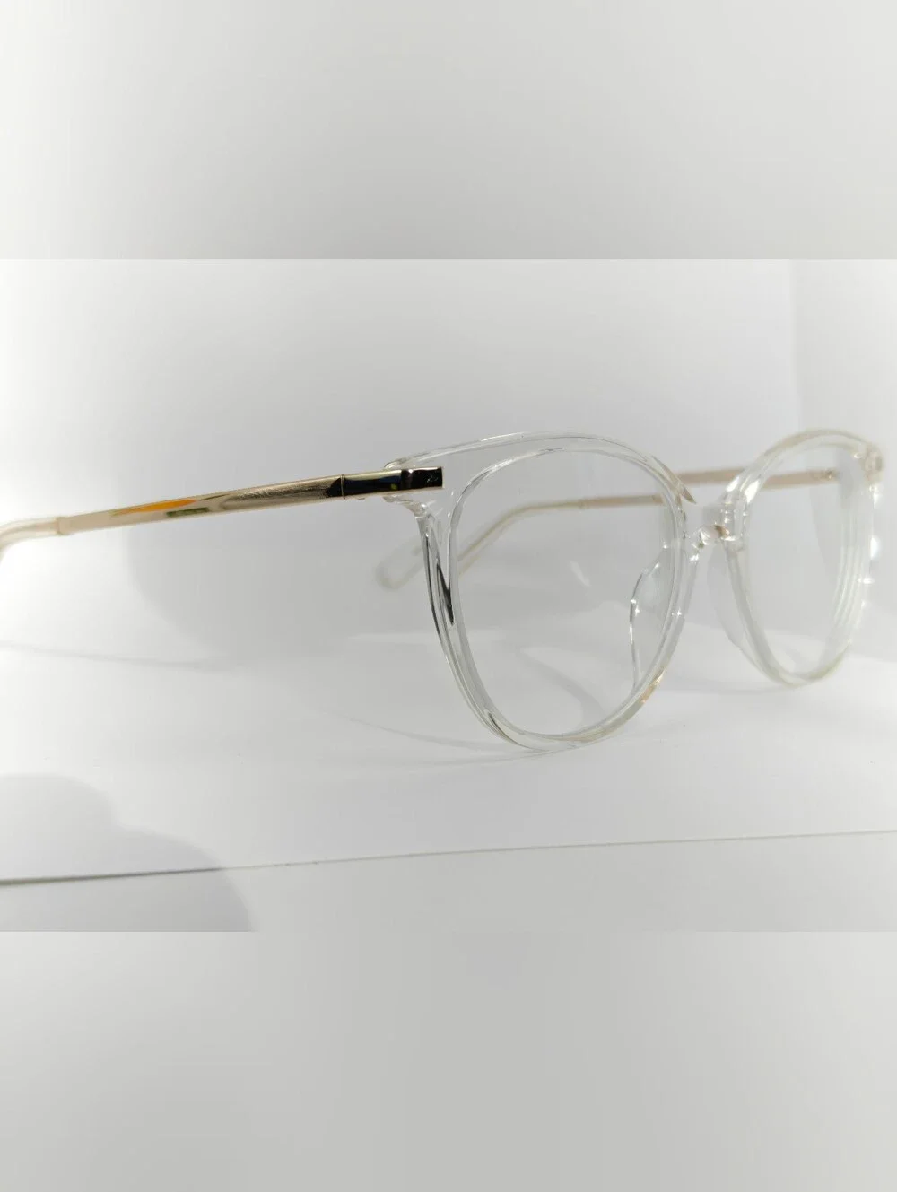 Atitude. Clear Round Frame Gold Temples. Women's Glasses - Transparent